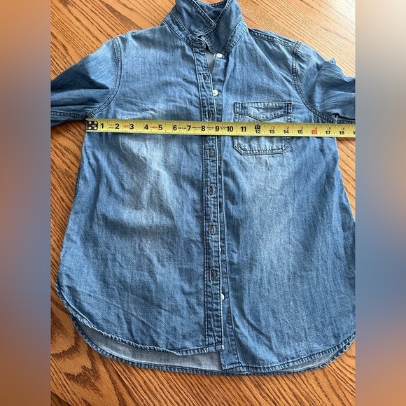 Old Navy The Classic Chambray Long Sleeve Button Up Shirt Size XS Basic Shirt - Picture 7 of 9